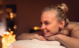 90 минути масаж "Коледна магия": Ароматерапевтичен масаж с масла от мандарина и канела на цяло тяло, плюс лифтинг масаж на лице и подарък - рефлексотерапия на стъпала, от Масажист-терапевт Бисерка Петрова