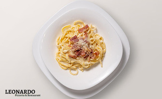 Хапни на място! Основно ястие с пилешко или паста - по избор, плюс чаша вино, от Leonardo Pizzeria & Restaurant