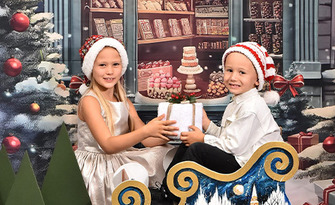 Семейна коледна фотосесия на 2 декора и 100 заснети кадъра - със стандартна обработка, от Photosesia