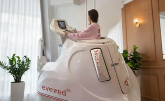 Тренировка във фитнес капсула, оборудвана с вградена Vacutherm пътека и инфрачервена светлина, от Everred студио