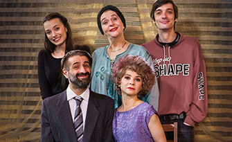 Мая Бежанска и Филип Аврамов в комедията "Образцов дом №6" на 19 Ноември в Читалище "Надежда", Велико Търново