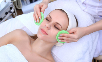 Аква пилинг Hydrafacial, плюс ампула спрямо нуждата на кожата и успокояваща маска за лице, от Студио Body T@lk