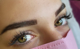 За завладяващ поглед: Сгъстяване и удължаване на мигли с метод по избор, от Asteria Beauty