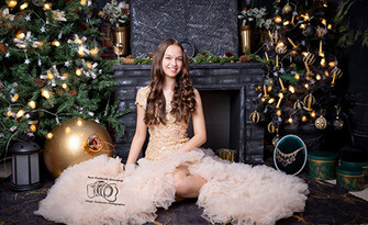 Подари спомен: Фотосесия за двама или за семейство с 10 професионално обработени кадъра, плюс портрет във формат А3 и бонус - кутия със здравословни десерти, от Monkey Photo Studio, с. Ягодово