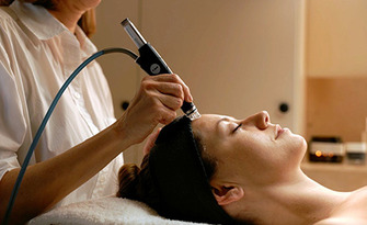 Процедура с оригиналната Hydrafacial Syndeo апаратура: Почистване на лице, вакуумно извличане на замърсявания и хидратация, с или без светлинна терапия, лимфен дренаж и бустер с ефект по избор, от Салон за красота Афродита