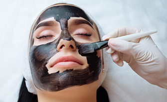 Карбонов пилинг: Лазерна терапия за сияйна кожа, от Revolve Beauty