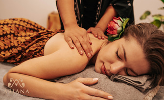 Релаксиращ масаж на цяло тяло, плюс рефлексотерапия на стъпалата и подарък - подхранваща маска за лице според типа кожа и комплимент детокс напитка, от Ariana Beauty & Spa