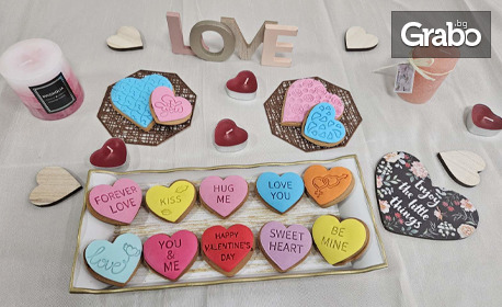 Отпразнувайте любовта със сладка изненада: Луксозна кутия с 14 или 18 меденки - с формата на сърце и тематични надписи в различни цветове