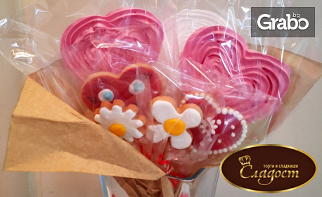 Букет, но от сладости: Три големи целувки и четири бисквитки, нарисувани с айсинг