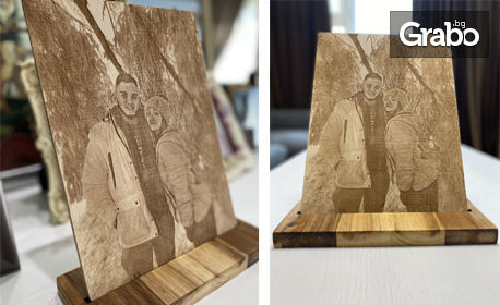 Дървена гравюра със снимка и възможност за надпис - в размер по избор и бонус - луксозна стойка