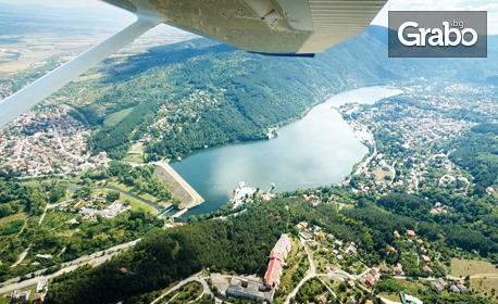 Панорамен полет с триместен самолет над язовир Искър или Панчаревското езеро за до трима