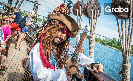 Хайде на борда! 2 часа круиз край Варна с пиратски кораб Пинта, Арабела или Свети Тома, плюс пица и напитки