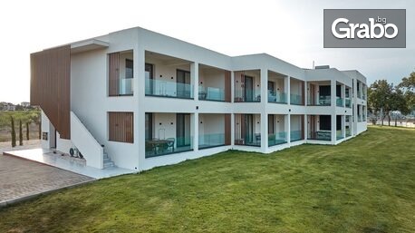 През Юли, Август и Септември във Фанари, Гърция: 5, 6 или 7 нощувки със закуски за до четирима