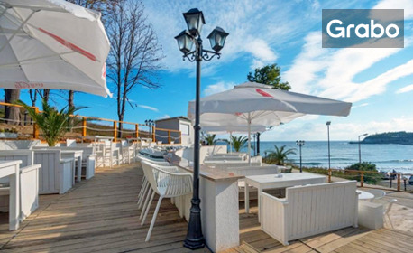 Ранни записвания за лято в Царево: Нощувка на база Ultra All Inclusive, плюс басейни, водни пързалки и анимация