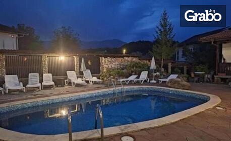 Пред камината с чаша вино: Нощувка за до 10 или 30 души, плюс паркинг