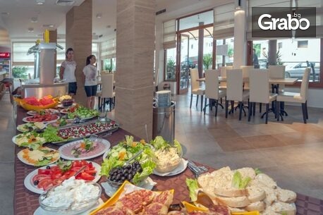 Морски релакс в Китен: Нощувка със закуска, обяд и вечеря, плюс басейн