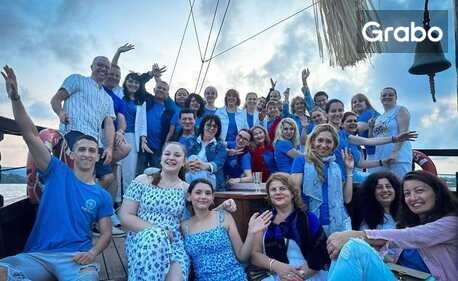 Гръцко парти на кораб край Варна с освежаваща напитка, танци и забавление