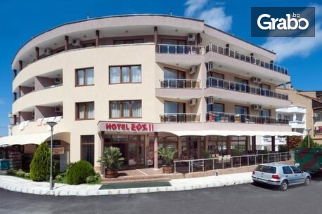 Морски релакс в Китен: Нощувка със закуска, обяд и вечеря, плюс басейн