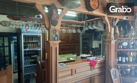 Хапнете в най-старата и емблематична механа във Велико Търново - Хаджи Минчо! Основно ястие и салата - по избор