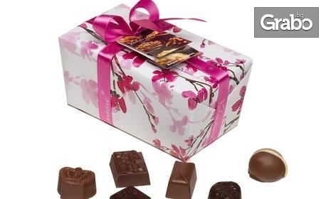 Цветна кутия с шоколадови бонбони асорти