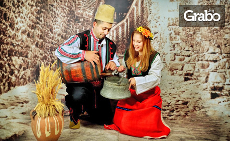 Романтичен подарък! Фотосесия за двама с автентични български костюми - в единственото ретро фото в Пловдив