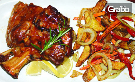 Свински ребърца на барбекю с пържени картофки или печен джолан за компания с гриловани зеленчуци