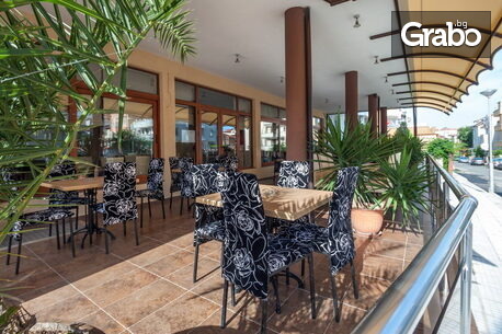 Морски релакс в Китен: Нощувка със закуска, обяд и вечеря, плюс басейн