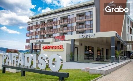 Ранни записвания за почивка на първа линия в Несебър: Нощувка в апартамент за до четирима, плюс басейн и паркинг