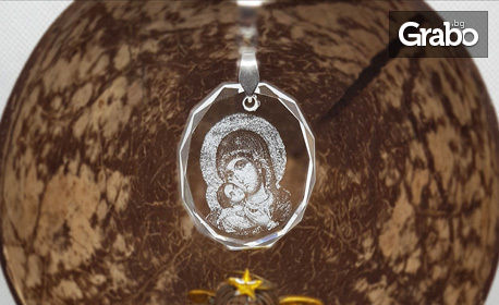 Кристален медальон с гравиранo изображение или лично послание във вътрешността на кристала