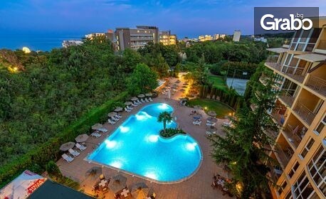 Ранни записвания за Септември в Златни пясъци: Нощувка с възможност за закуска и вечеря, плюс релакс център