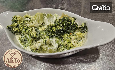 Семейна вечеря за до четирима: Салата, основно ястие, десерт и детско комбо меню, плюс чаша вино и натурален сок