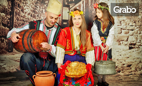 Фотосесия в автентични български костюми - в единственото Ретро фото в Пловдив