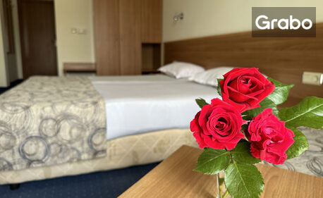 Юни в Златни пясъци - на 150м от морския бряг: Нощувка на база All Inclusive, плюс басейн