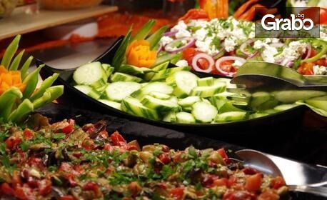 Открий сезона в Златни пясъци: Нощувка с възможност за закуска и вечеря, плюс релакс зона