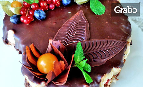 Сладко изкушение за вкъщи в месеца на любовта! Торта с три вида шоколад във форма по избор