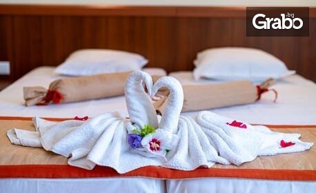 Ранни записвания за Септември в Златни пясъци: Нощувка с възможност за закуска и вечеря, плюс релакс център