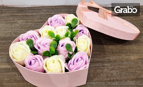 Кутия сърце с 13 или 19 ароматизирани сапунени рози със сатенена панделка