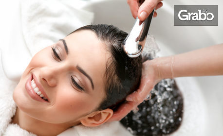 Полиране на коса с полировчик за премахване на цъфтящите крайчета, трайно изправяне с кератин или боядисване с боя на клиента