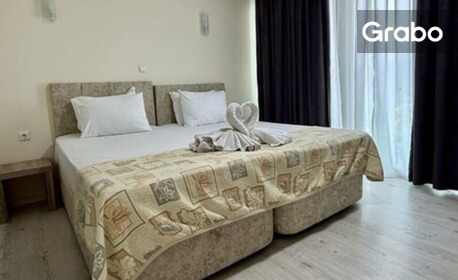 През Август в Слънчев бряг: Нощувка на база All Inclusive Premium, плюс чадър и шезлонг на плажа, водна пързалка и паркинг