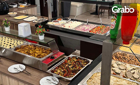 На крачка от морето в Кранево: Нощувка със закуска и вечеря, плюс топъл басейн и релакс зона