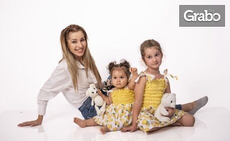 Професионална семейна фотосесия в студио - с 10 обработени кадъра