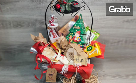 Подаръчна кошница - с вино, сладки изкушения, плодове, ароматна свещ, коледни аксесоари и декорация