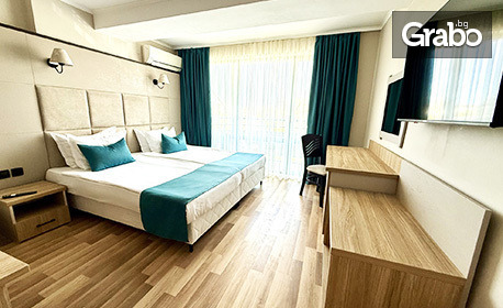 Лятна почивка в Златни пясъци: Нощувка на база All Inclusive в помещение по избор, плюс басейн с чадър и шезлонг