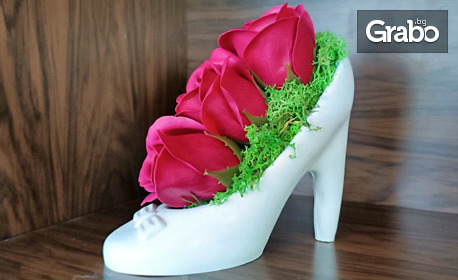 Мини кашпа "Златно Момиченце" или "Елегантна обувка" със скандинавски мъх и ароматна роза