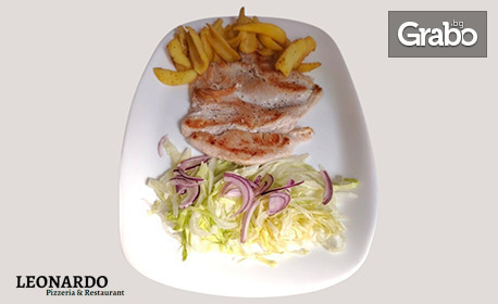 Хапни на място! Основно ястие с пилешко или паста - по избор, плюс чаша вино