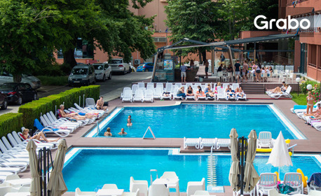Лятна почивка на първа линия в Златни пясъци: Нощувка на база All Inclusive, плюс басейн