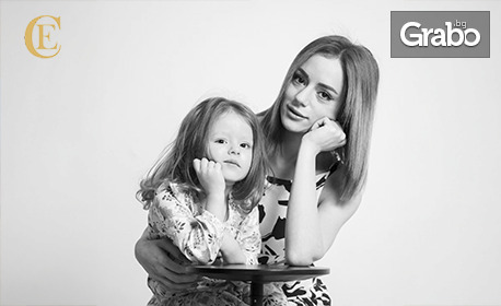 Подари спомен | Студийна фотосесия за двама с 10 обработени кадъра, плюс подарък - фоторамка със снимка