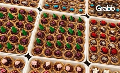 30 броя мини кошнички с шоколад и празнична декорация