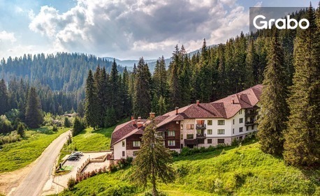 Почивка в Пампорово: 5 нощувки с възможност за закуски в студио или апартамент, плюс релакс зона и паркинг