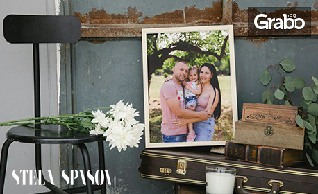 Запечатай спомените: Мини фотосесия с 10 обработени кадъра, плюс подарък - фоторамка или канава с кадър по избор